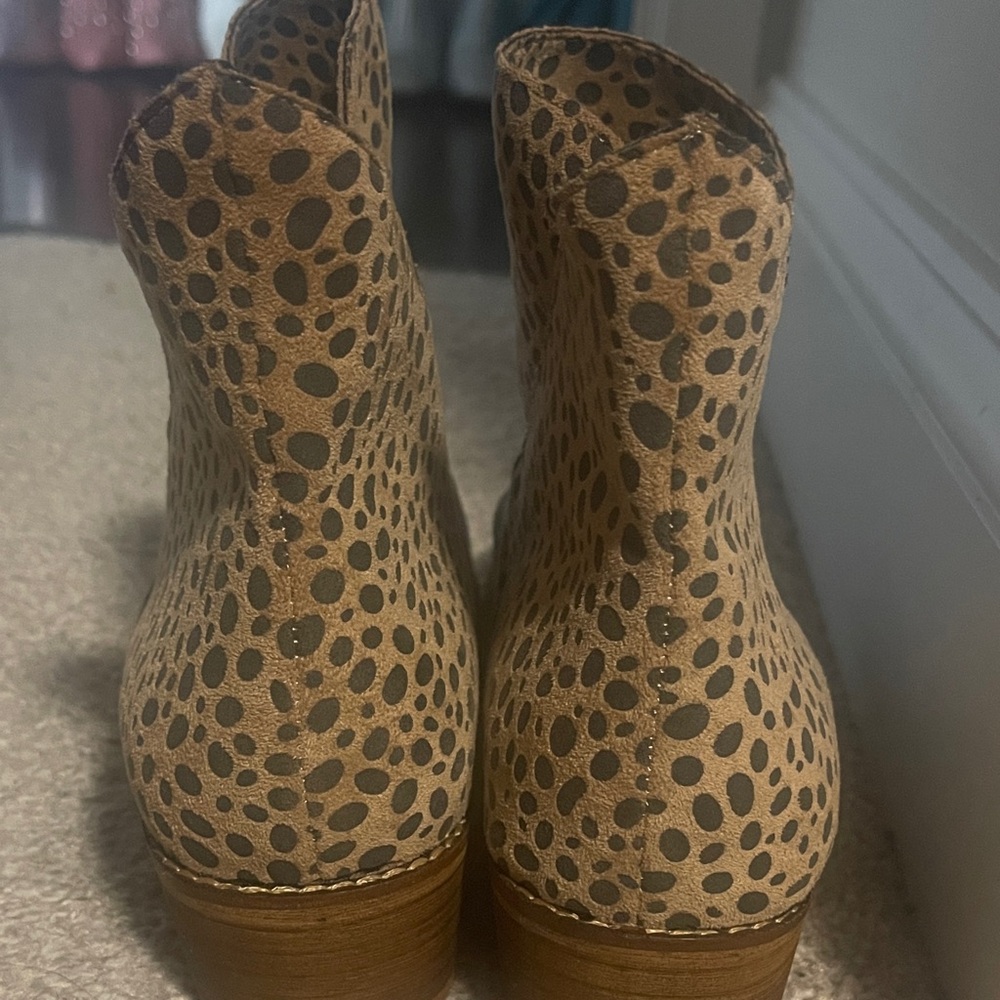 Stylish Tan Leopard Print Ankle Booties - Picture 7 of 7